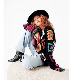 In blokken gehaakte damestrui met V-hals gemaakt van Phildar Phil Partner 3,5