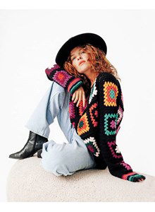 In blokken gehaakte damestrui met V-hals