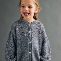 Kindervest in kantpatroon met knoopsluiting