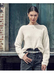 Damestrui met lage halslijn in achterpand.