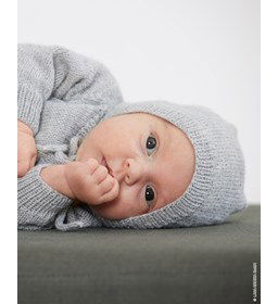 Babymuts met gepunnikt koordje gemaakt van Lana Grossa Cool Wool Baby