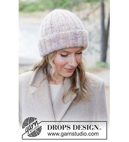 Zachte gebreide muts met mohair en omgeslagen rand gemaakt van DROPS Fiesta