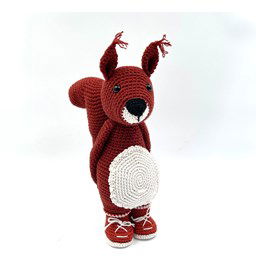 Rusty de eekhoorn met bolle buik gemaakt van Scheepjes Softfun