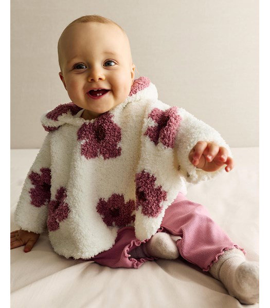 Breipatroon donzig babyjasje met bloemen