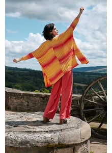 lang Yarns Lang Yarns breipatroon Grand Entrance, recht wijd vest met splitten in de zijnaad. Dit rechte XXXL vest is gebreid in brede boordsteek van het meerkleurige garen Langyarns Glow.