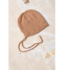 Babymutsje met stikkoordjes gemaakt van Lang Yarns Baby Cotton Naturally Colored