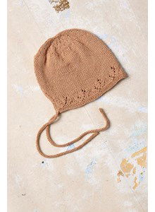 Babymutsje met stikkoordjes