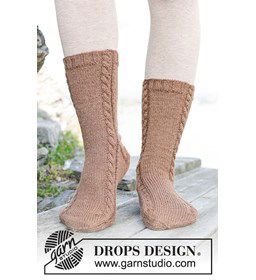 Damessokken met kabels gemaakt van Drops Nord