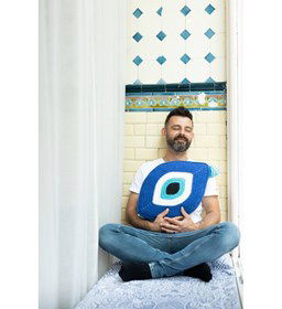 Kussen met blauwe oog gemaakt van Lang Yarns Amira