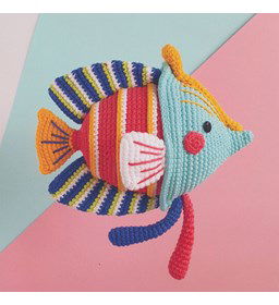 Kleurrijke gehaakte maanvis gemaakt van Scheepjes Catona 50 - 100 gram