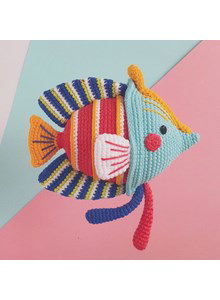 Kleurrijke gehaakte maanvis