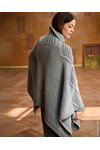 Breipatroon wijde poncho met ajourpatroon van andere kant