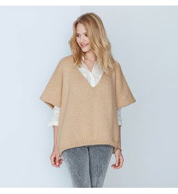 Dames poncho in vierkant gebreid gemaakt van Phildar Phil Looping