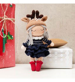 Christmas dolly gemaakt van DMC borduurgaren