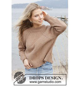 Damestrui met kabelpatroon langs mouwinzet gemaakt van Drops Alpaca