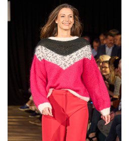 Wijde damestrui met brede halslijn gemaakt van Phildar Phil Mohair Soie