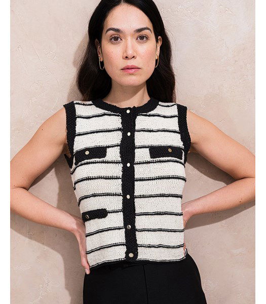 Breipatroon mouwloos jasje Loris met nepklepjes