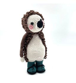 Egel Spike met schoentjes gemaakt van Scheepjes Softfun