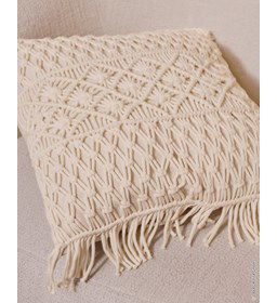 Kussen van macramé met franjes gemaakt van Gütermann naaigaren