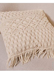 Kussen van macram&#233; met franjes