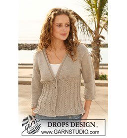 Gebreid vest met kabelpatroon gemaakt van Drops Merino extra fine