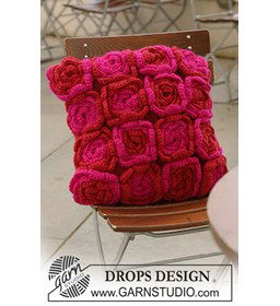 kussenhoes met gehaakte bloemen gemaakt van Drops Snow - Eskimo