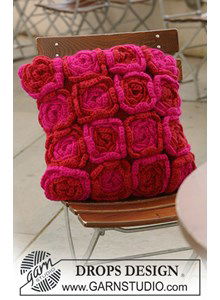 kussenhoes met gehaakte bloemen