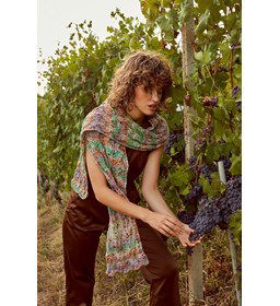 Sjaal in kantpatroon gemaakt van Lang Yarns Karma