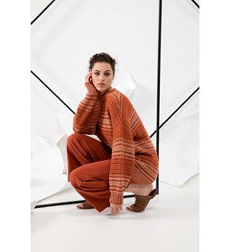 Wijde en lange damestrui gemaakt van Lang Yarns Regina