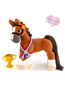 Haakpatroon prijswinnende pony jazz met sjerp en beker gemaakt van DMC borduurgaren