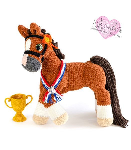Haakpatroon prijswinnende pony Jazz met sjerp en beker