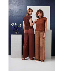 Mouwloze damestrui Nike met diagonaal kabelpatroon gemaakt van Lang Yarns Vaya