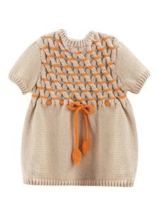 Babyjurkje met in oranje geaccentueerde verticaal lijnen.