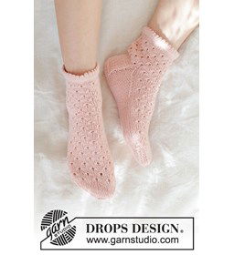 Perzik Pracht Sokken gemaakt van Drops Nord