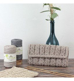 Clutch Koro gemaakt van DMC Nova Vita 4