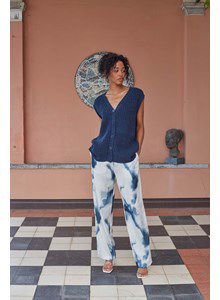 Mouwloos vest in halfpatentsteek