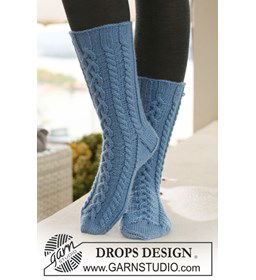 Gebreide DROPS Sokken met kabels van Karisma.