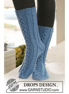 Gebreide DROPS Sokken met kabels van Karisma.