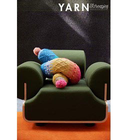 Gelust kussen met pompons gemaakt van Scheepjes Stone Wash XL en XL Minerals