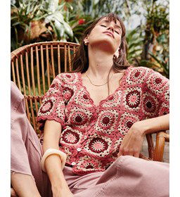 Geblokt vest met V-hals gemaakt van Phildar Phil Rustique