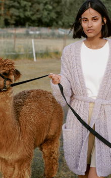 Lange damesvest met ceintuur en zakken