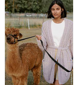 Lange damesvest met ceintuur en zakken gemaakt van Breinaalden