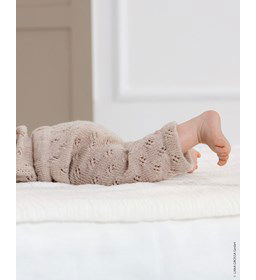 Baby broekje met ajour gemaakt van Lana Grossa Cool Wool Baby