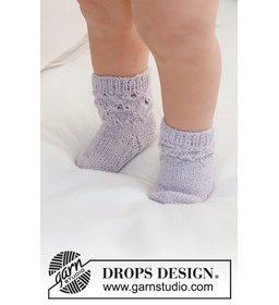 Babysokken met kantpatroon gemaakt van Drops Alpaca