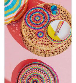 Vrolijk gekleurde placemats gemaakt van Pingouin Esterel