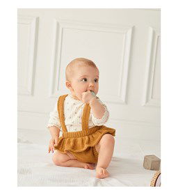 Babybroekje met bretels en gerimpelde schootje. gemaakt van knopen