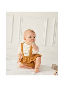 Babybroekje met bretels en gerimpelde schootje.