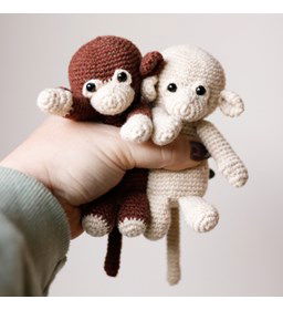 Ondeugende kleine aapjes gemaakt van Scheepjes metropolis