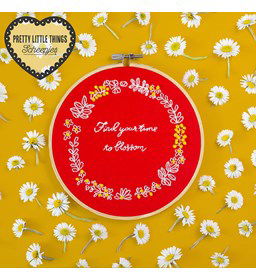 Bloemenhanger gemaakt van borduurstoffen