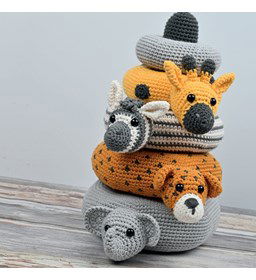 Babyspeelgoed stapeltoten gemaakt van borduurstoffen